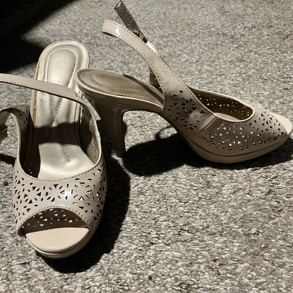 Andrew Geller open toed neutral cream colored heels